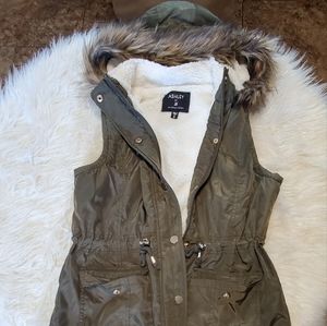 New without Tags Ashley by 26 International Sherpa Olive Vest Fur Hood Small
